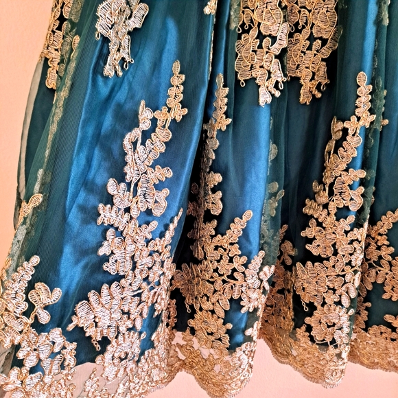 Perfect for the Holidays! Stunning embroidered fancy green dress. 12 - Picture 6 of 6